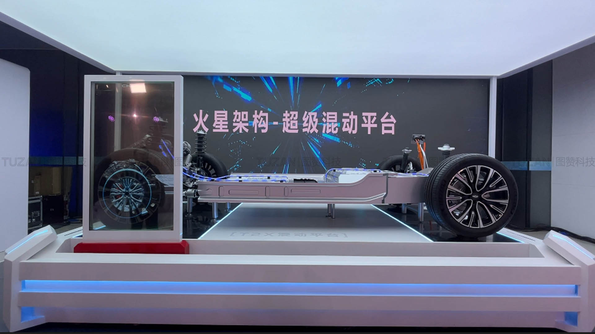 OLED互动滑轨屏，展示新能源汽车的得力助手(图2)