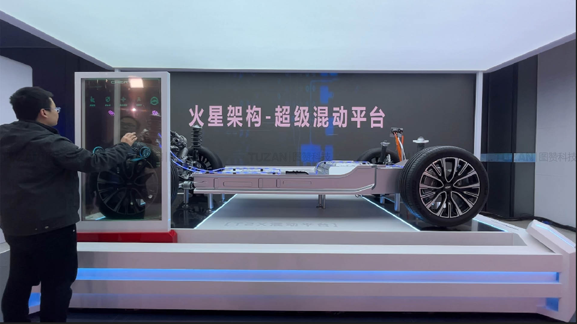 OLED互动滑轨屏，展示新能源汽车的得力助手(图1)