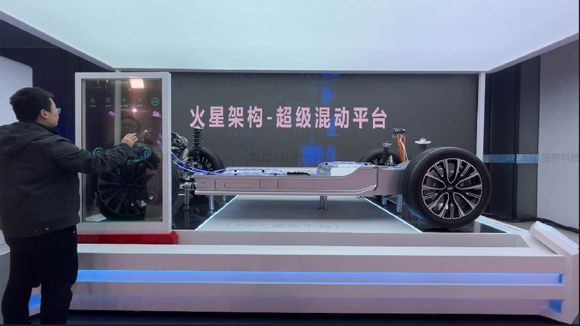 OLED互动滑轨屏，展示新能源汽车的得力助手(图1)