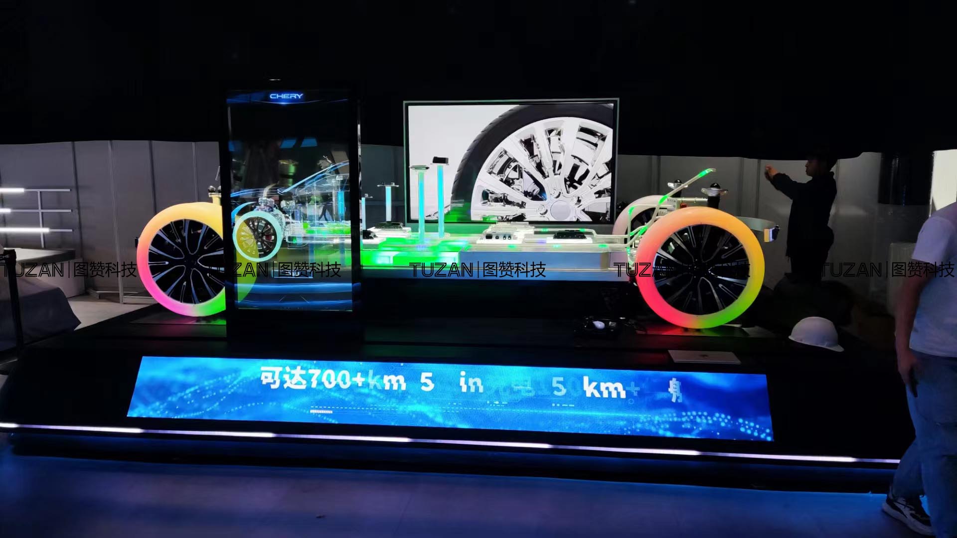滑轨透明触摸展示系统对于新能源汽车的价值(图1)